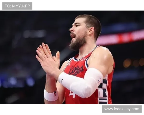 祖巴茨半场100%命中率揽5篮板，快船内线遭76人冲击